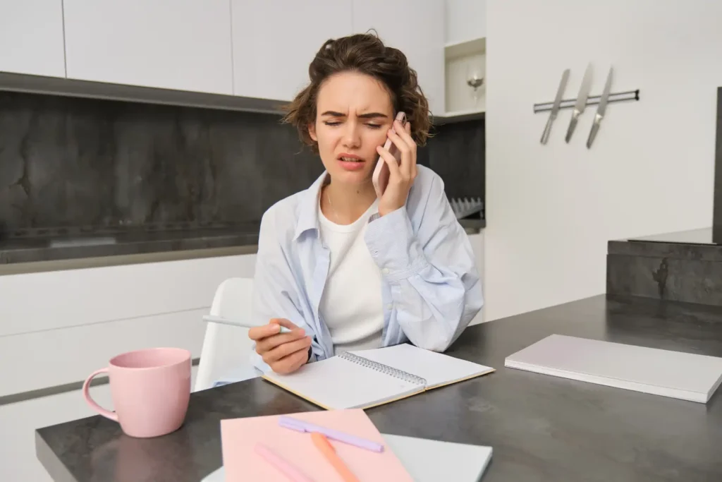 Szolgáltató vállalkozó online időpontfoglaló rendszer segítségével kezeli a naptárát papír alapú káosz helyett.